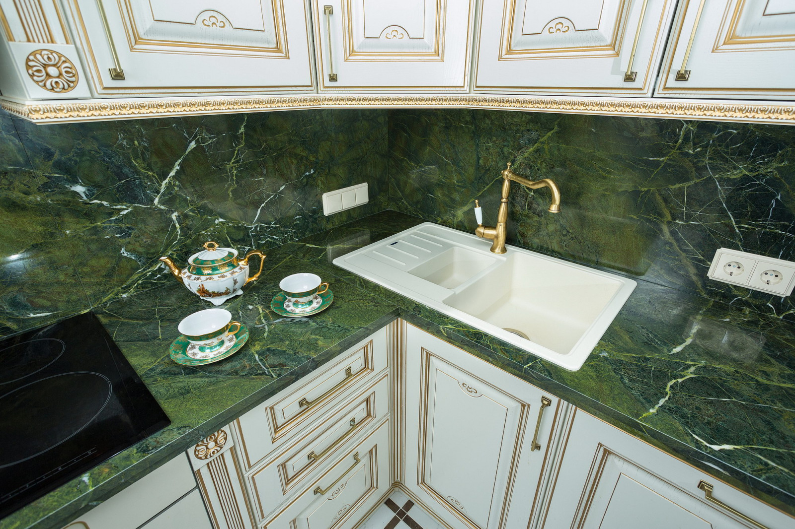 Зеленый мрамор в интерьере кухни