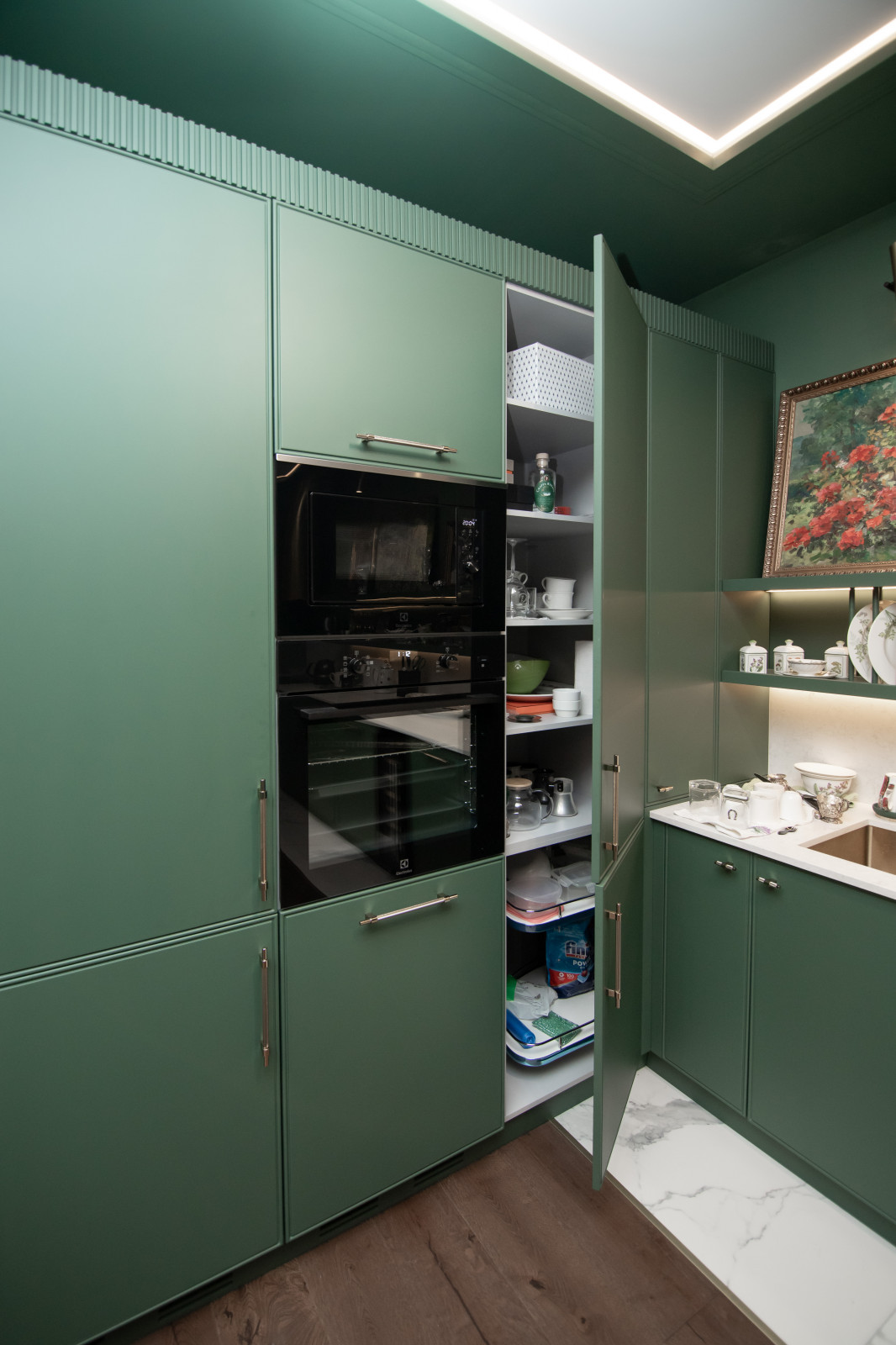Стильная неоклассическая кухня в темно-изумрудном цвете