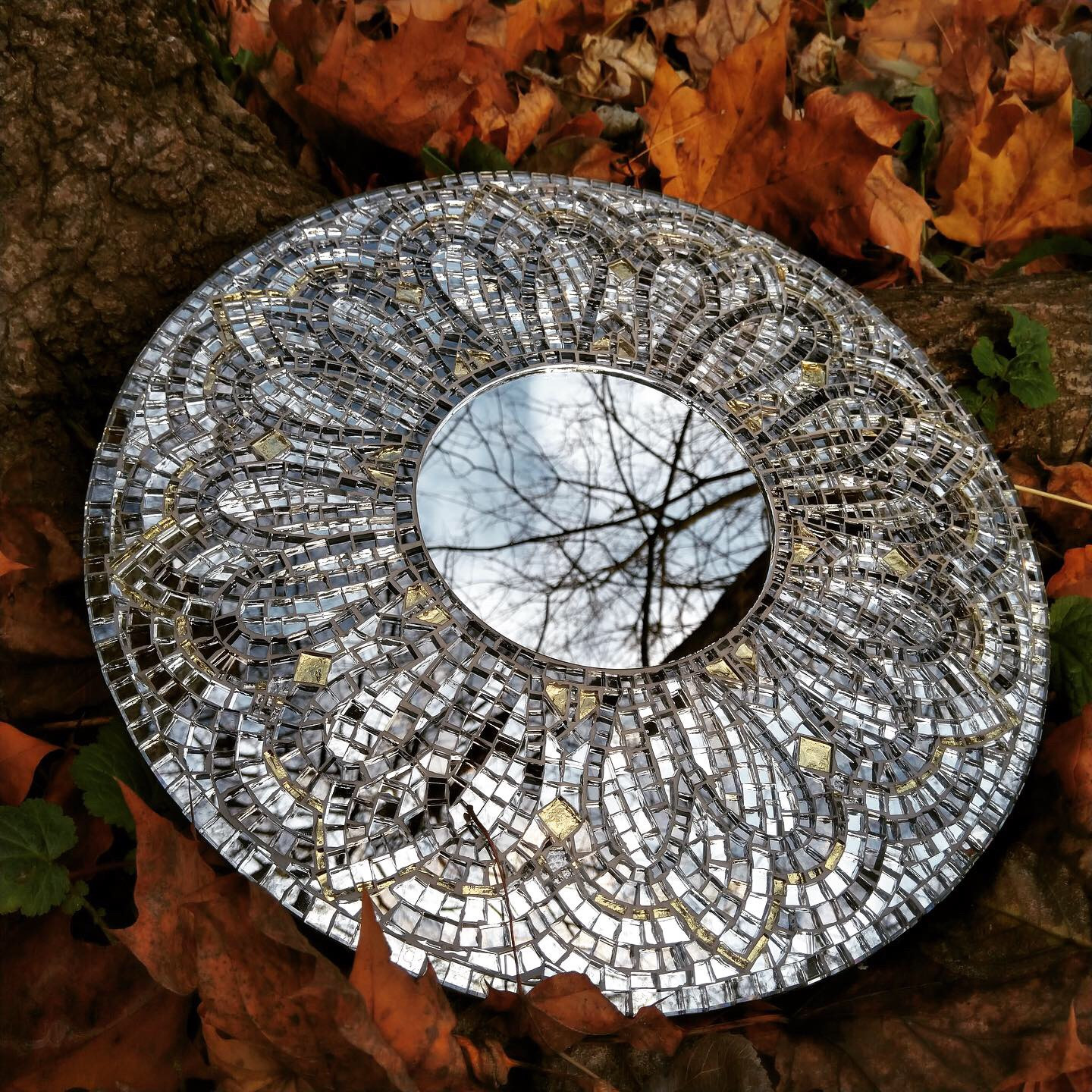 Круглое зеркало с мозаикой