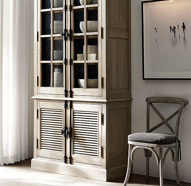 Столовая с деревянной мебелью