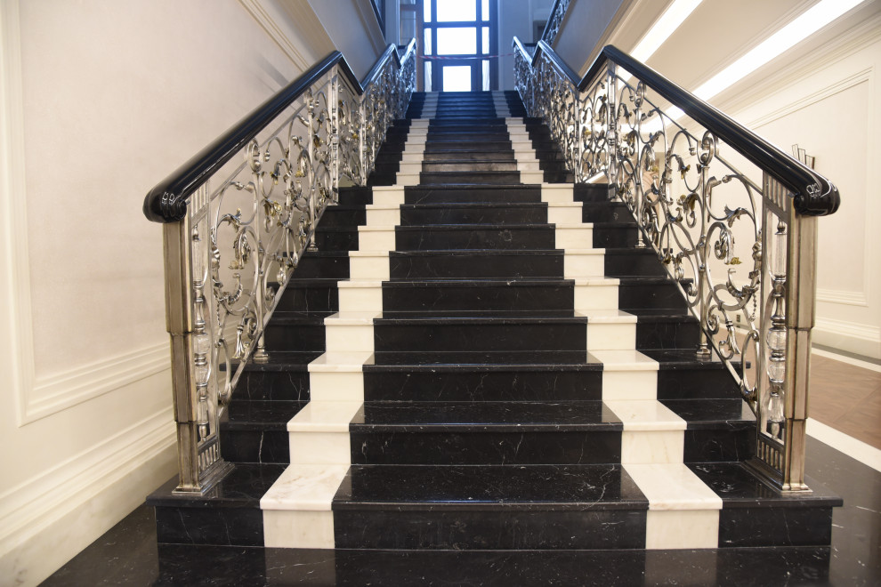 Центральная лестница в доме