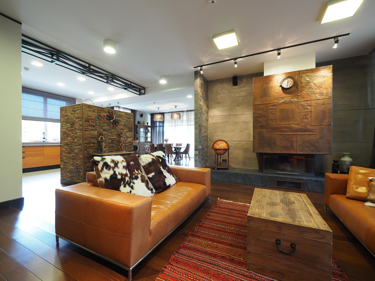 Диванная группа перед камином - вид на столовую