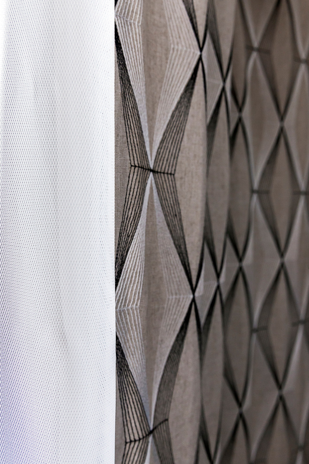 Вышивка на портьерах в спальне