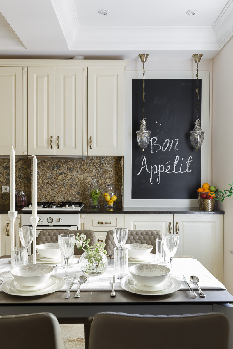 Сервировка стола в петербургской квартире