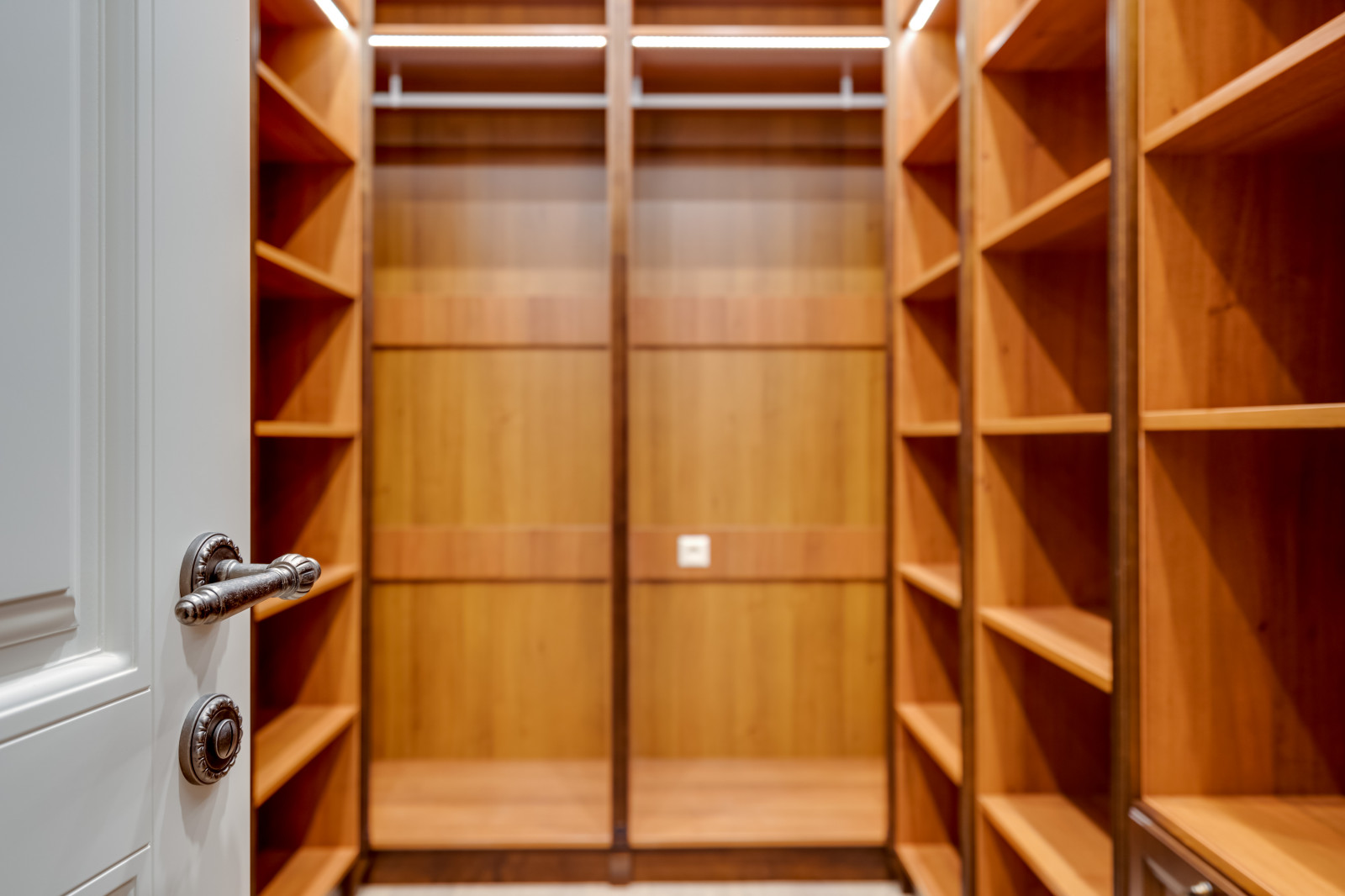 Дом в КП Ильичевка. Гардеробная.