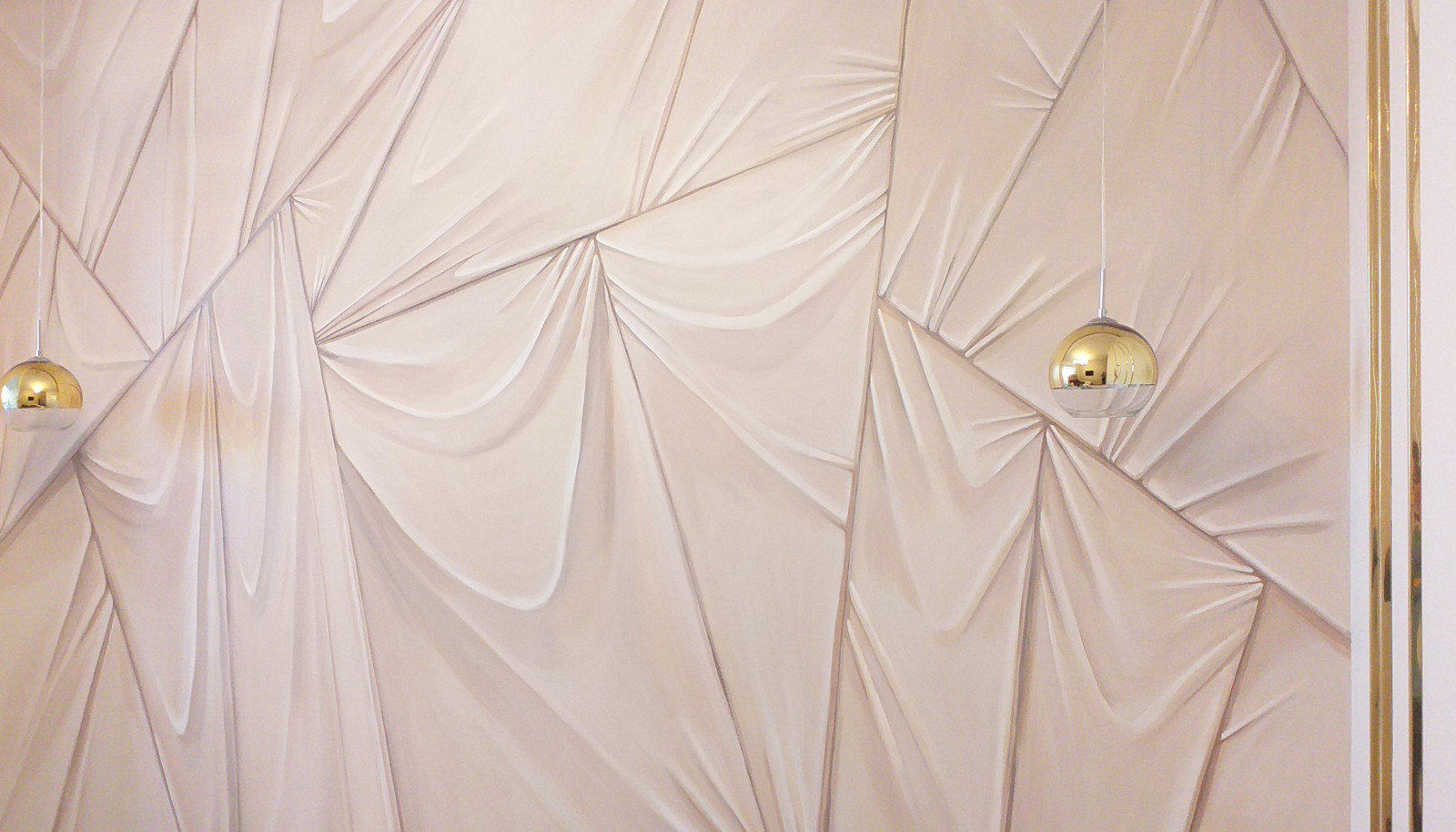 Роспись стены в изголовье кровати в спальне