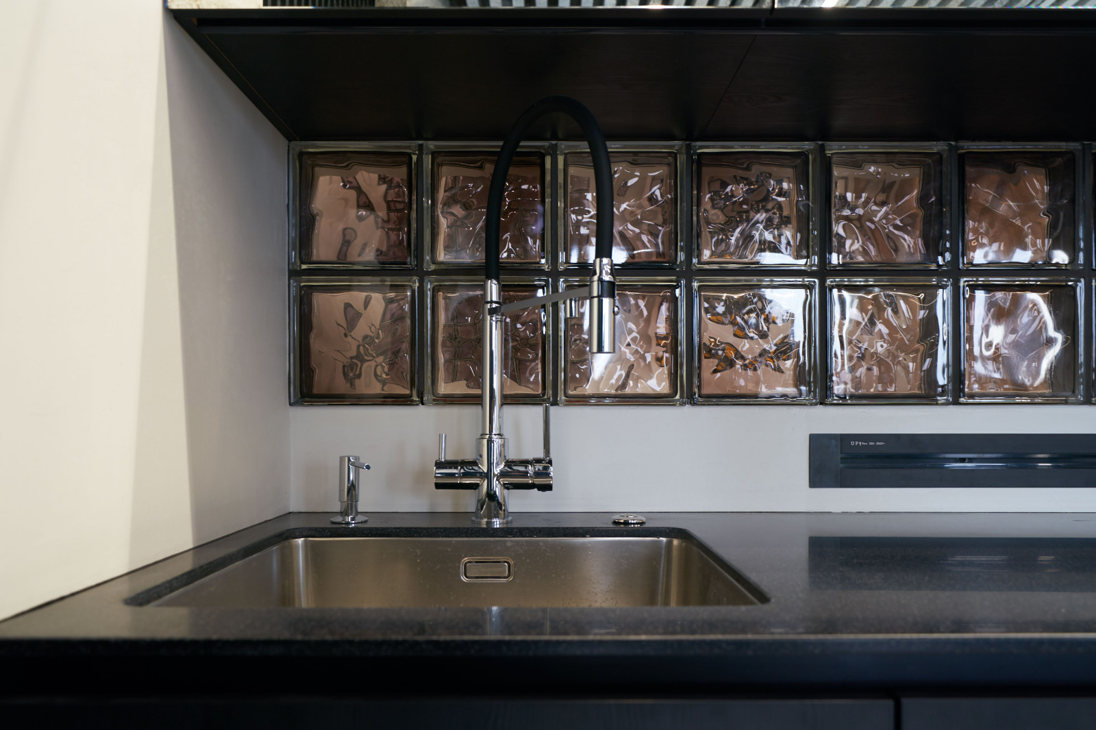 Кухня с зеркальными фасадами