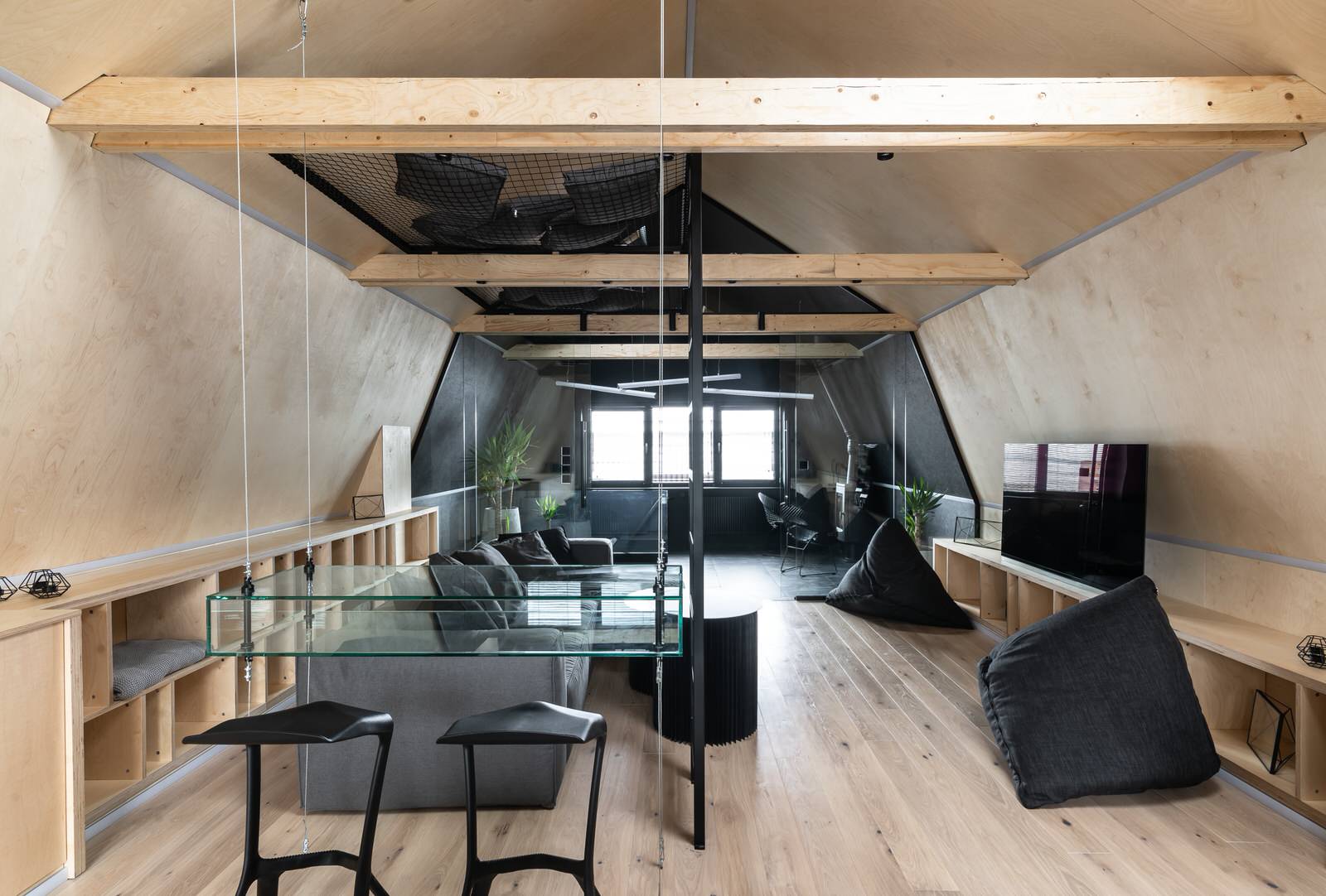 Проект недели: Мансарда с двухъярусной ТВ-зоной и зимним садом