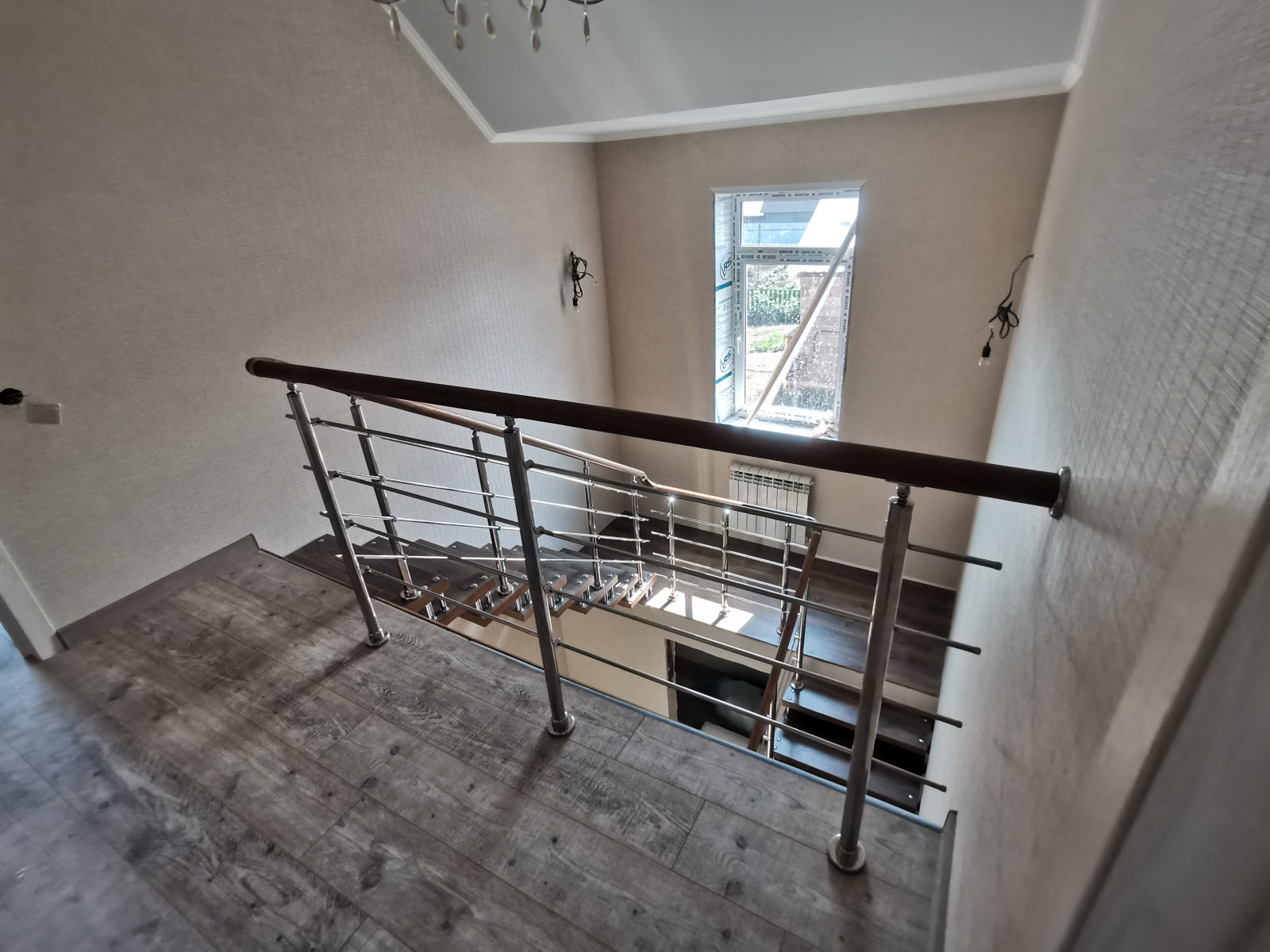 Обложка проекта: Лестница на больцах с площадкой