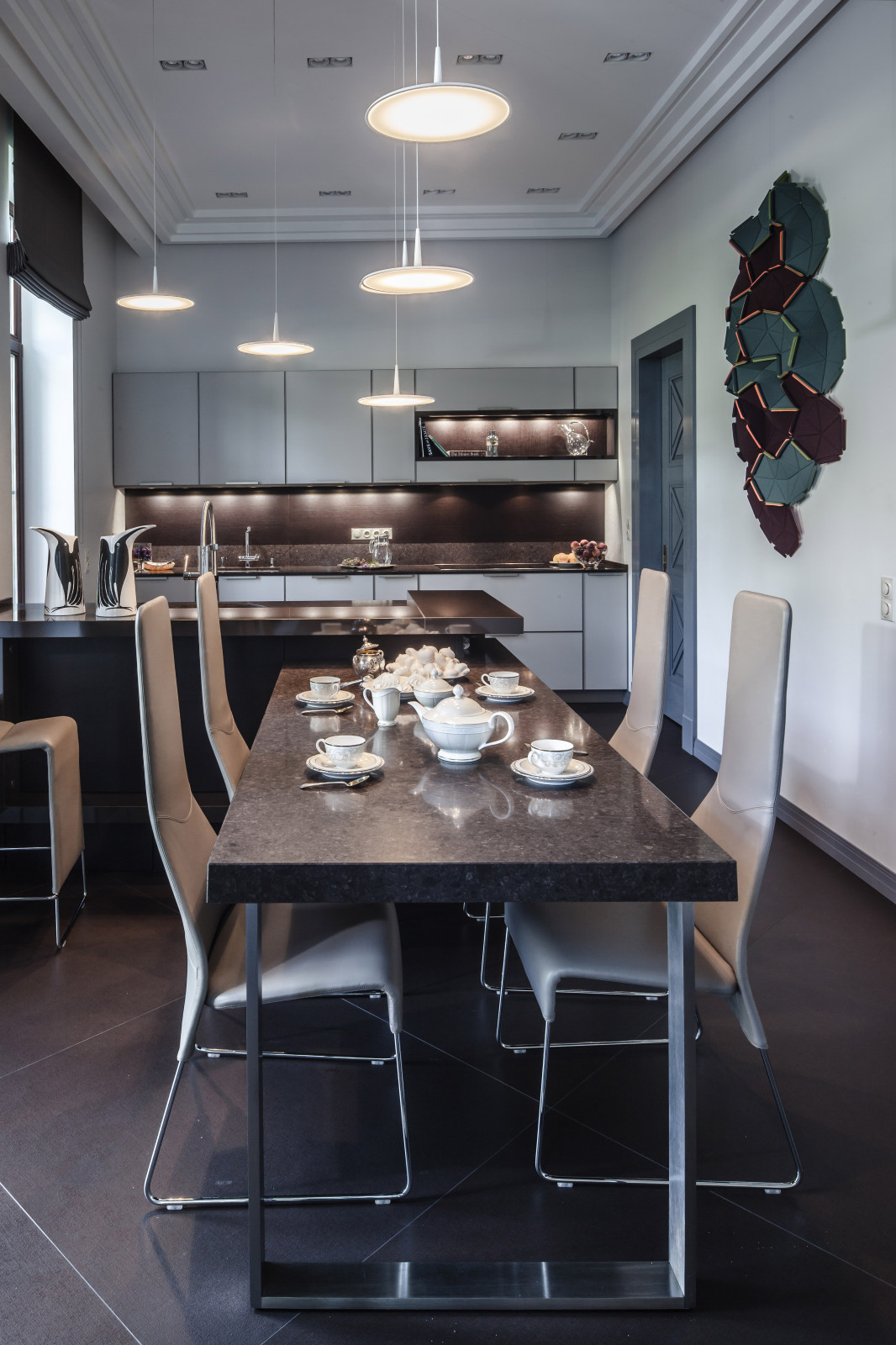 Интерьер дома со средневековым порталом