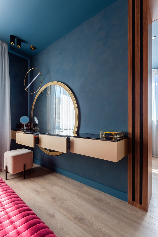 Четыре ящика туалетного столика открываются с нажатия