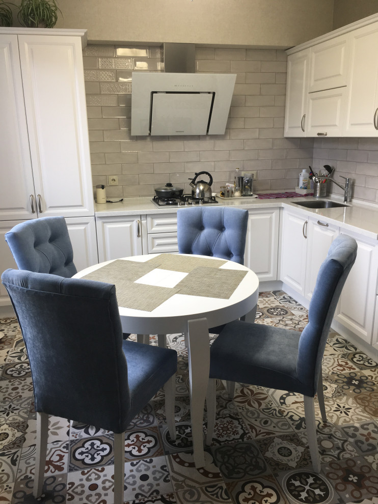 Белая кухня неоклассика