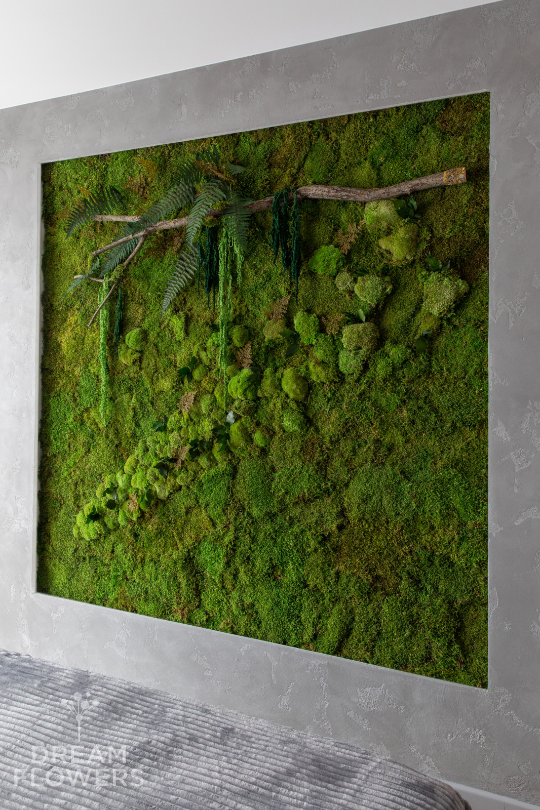 Панно из стабилизированного мха с подсветкой в спальне