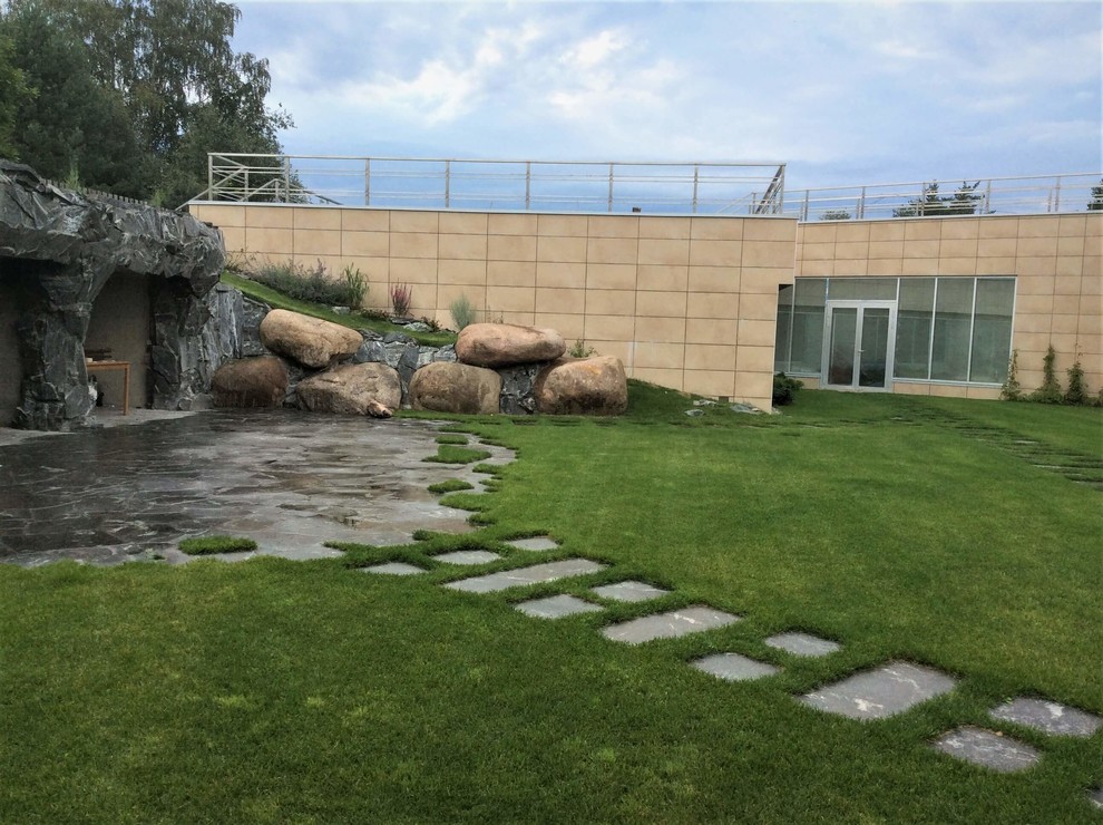 HI-TECH на обломках мегалитового комплекса