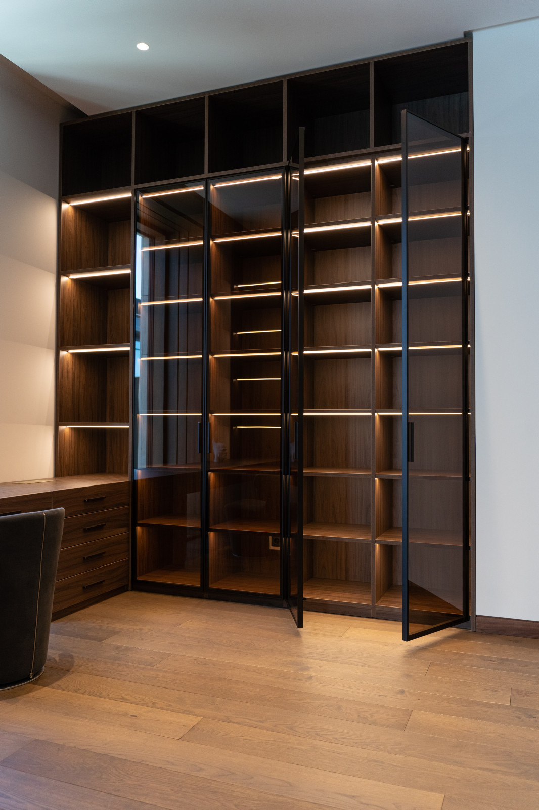 Гардеробная комната с распашными стеклянными RPE фасадами