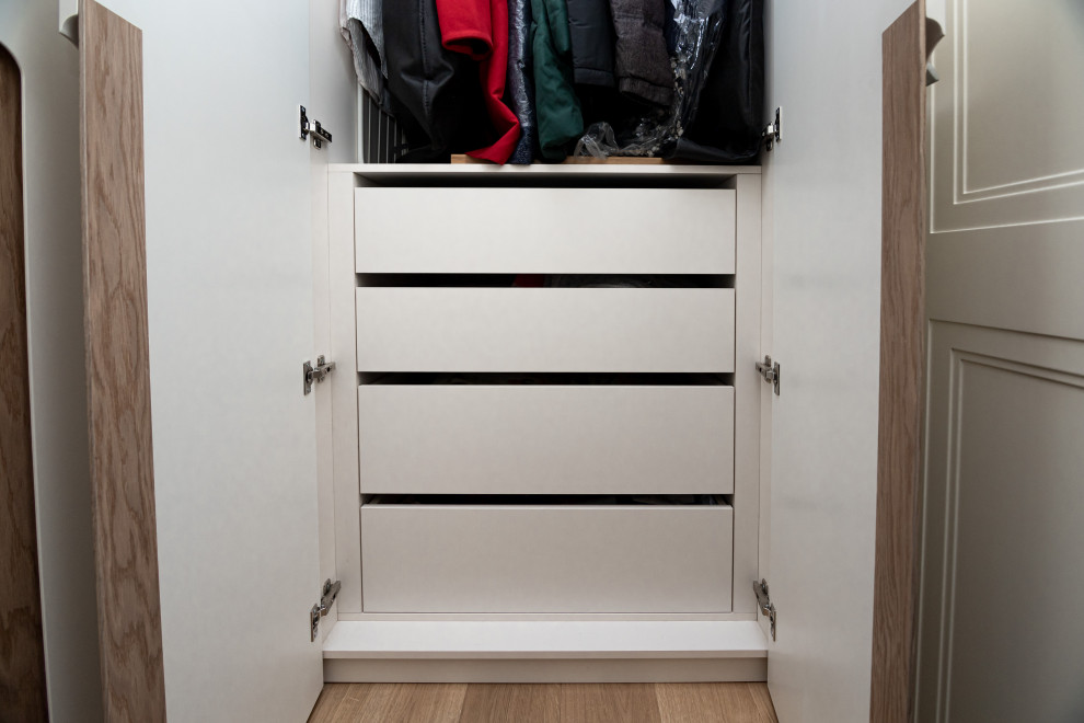 Гардероб и шкаф в прихожую в минималистичном стиле