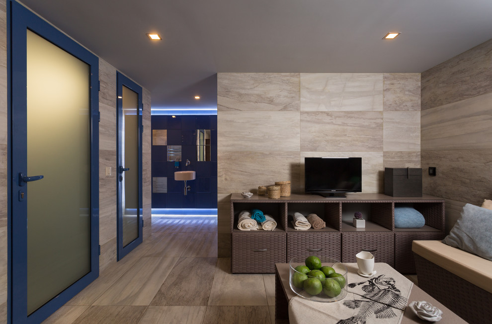 Houzz Украина: Дом для холостяка с камином и СПА-зоной