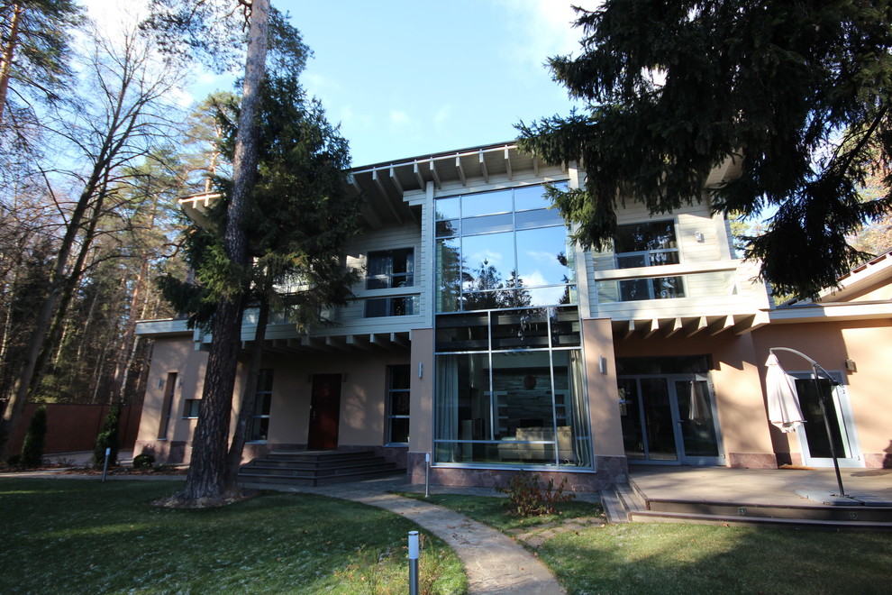 Жилой дом с бассейном