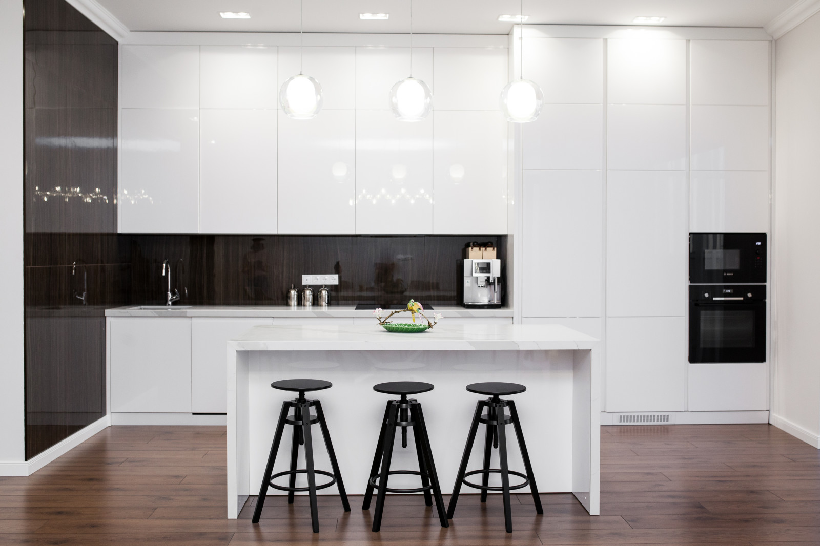 Светлая кухня в современном стиле