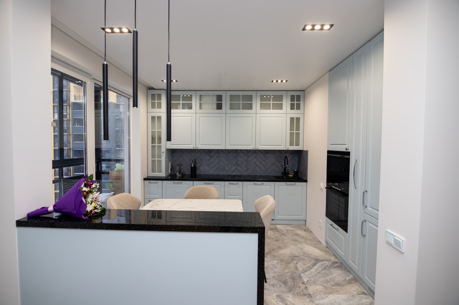 Кухня в серо-голубом цвете с барной стойкой