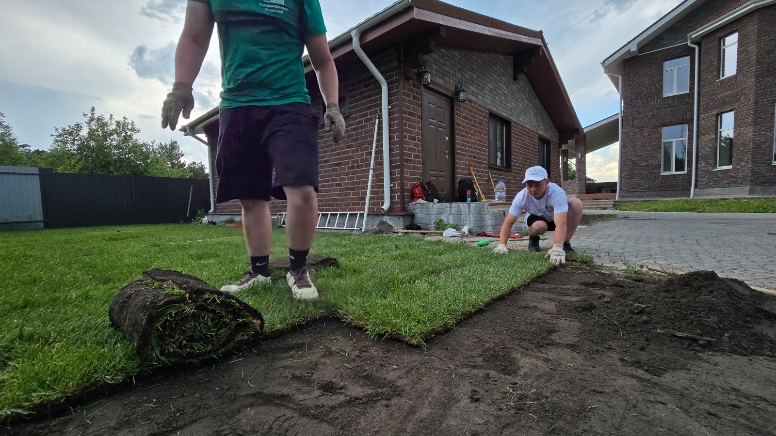 Обложка проекта: Укладка рулонного газона