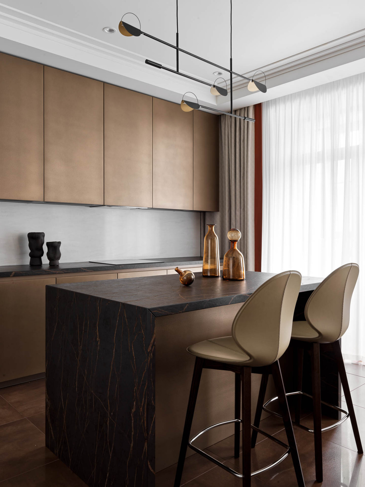 Houzz тур: Светлая квартира с эркером и бронзовой кухней