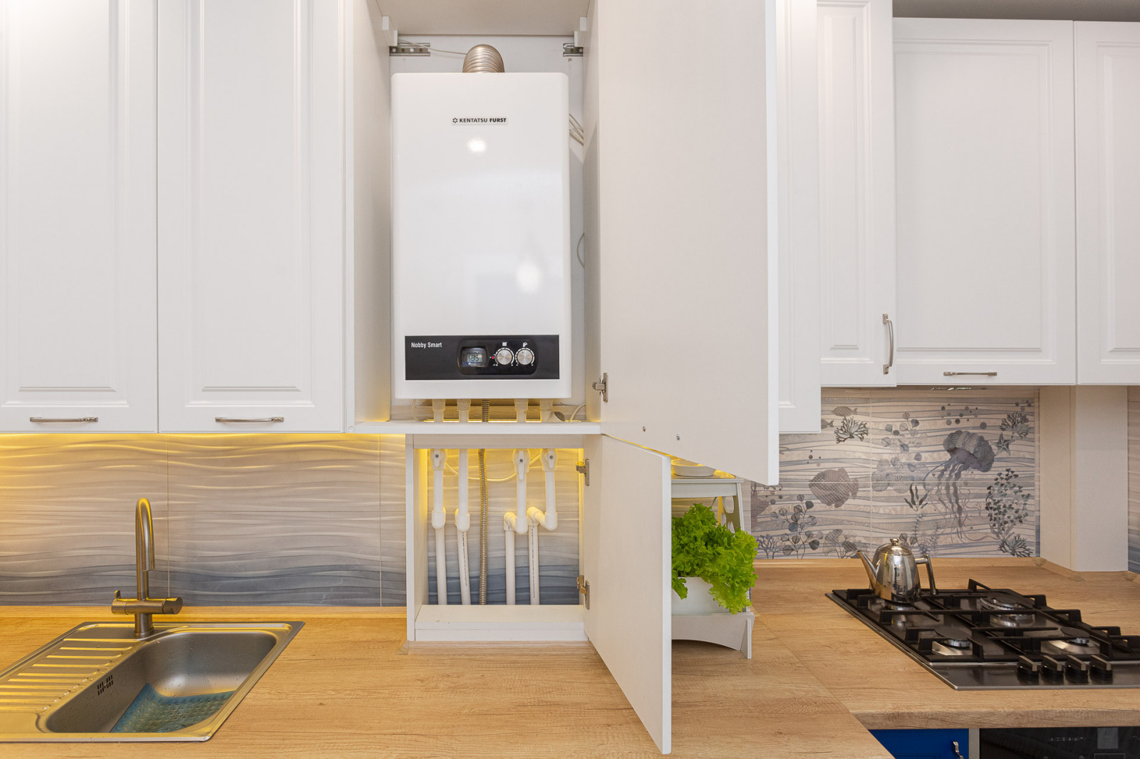 Белая кухня в стиле неоклассика