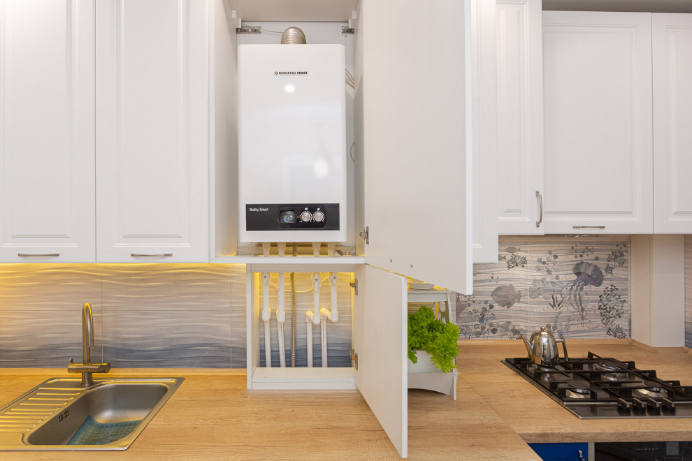 Белая кухня в стиле неоклассика