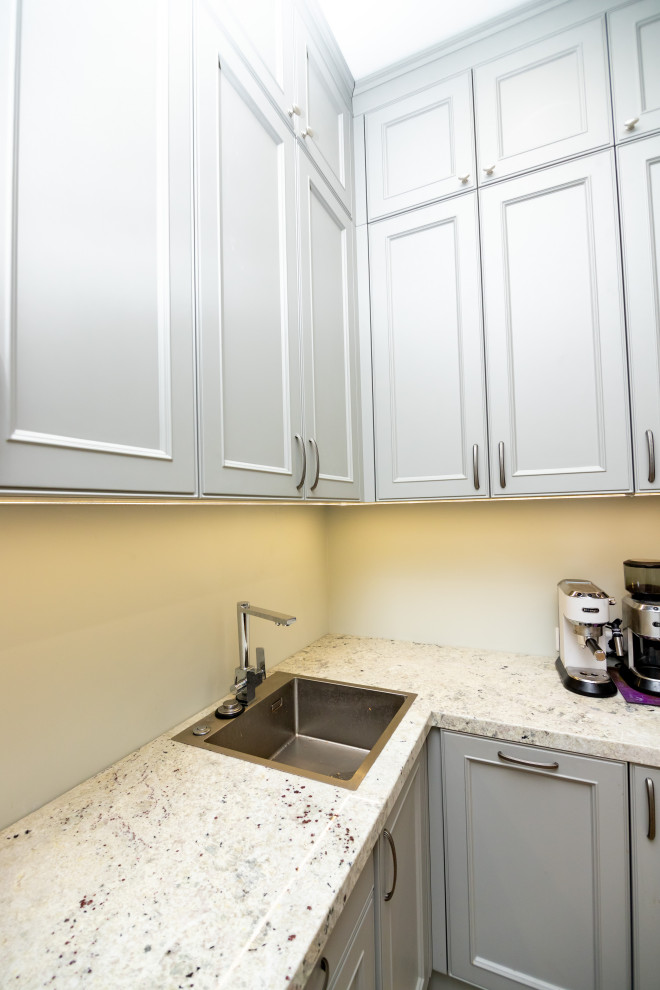 Светло-серая кухня в классическом стиле