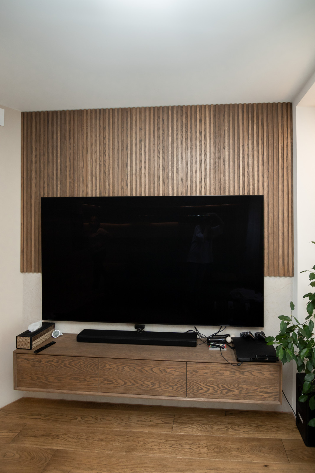 Современная кухня-гостиная с необычной барной стойкой и ТВ-зоной