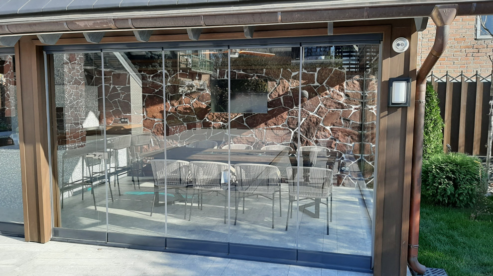 Беседка частного дома. Холодное остекление