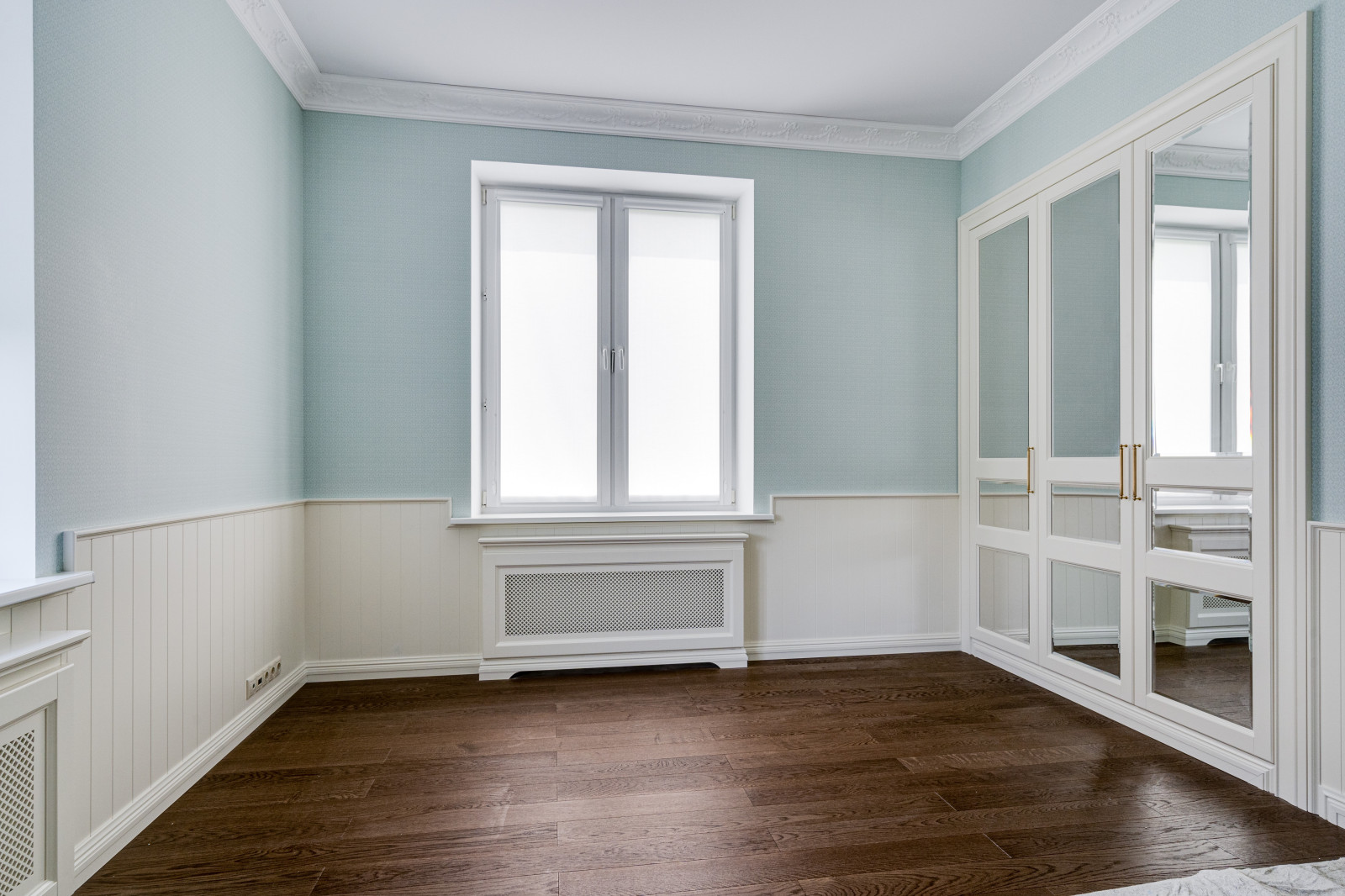 Белый шкаф, стеновые панели баузери, решетки для радиаторов из массива ольхи