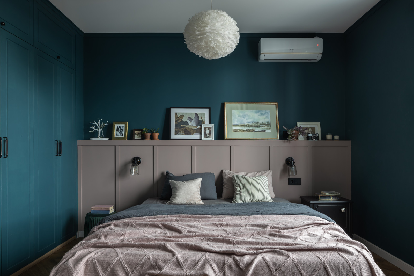 Спальня родителей. Вид на изголовье