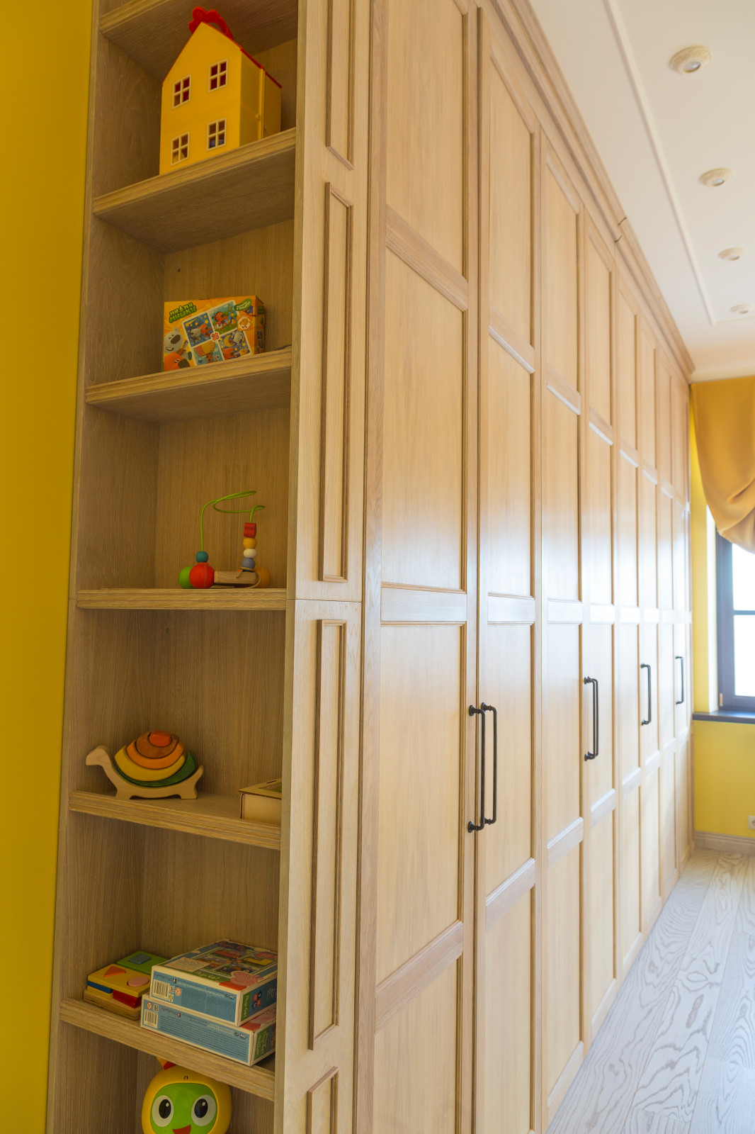 Встроенный шкаф в детскую из массива дуба