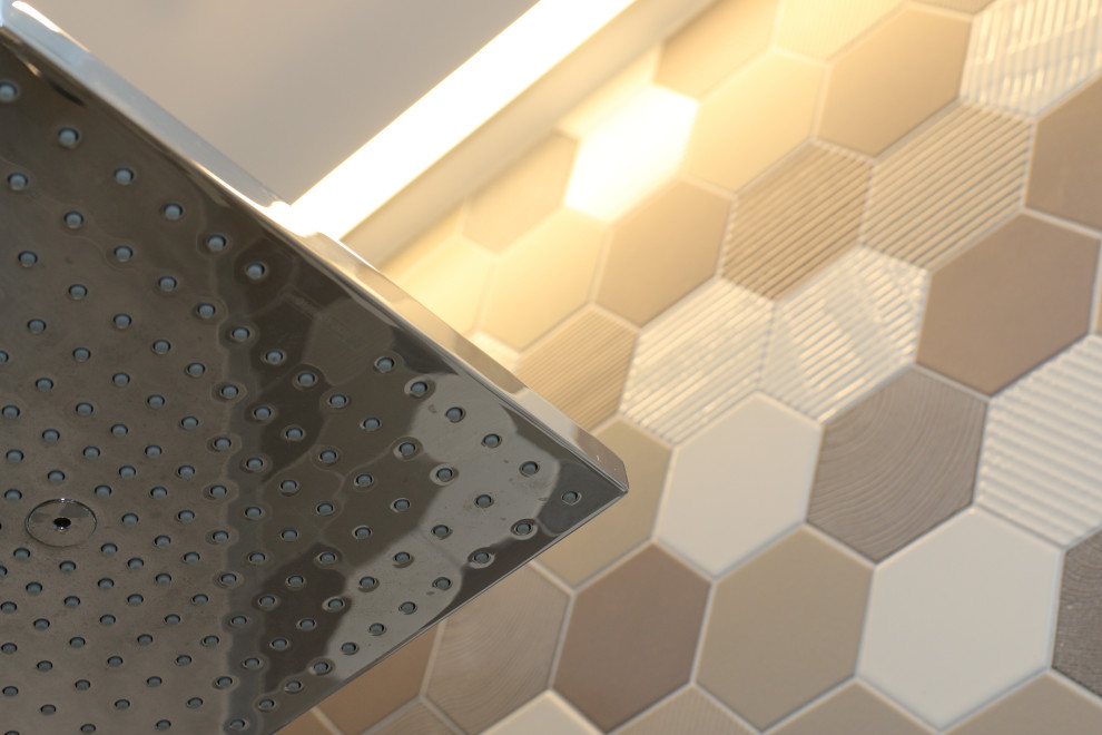 Главная ванная с панно в душевой