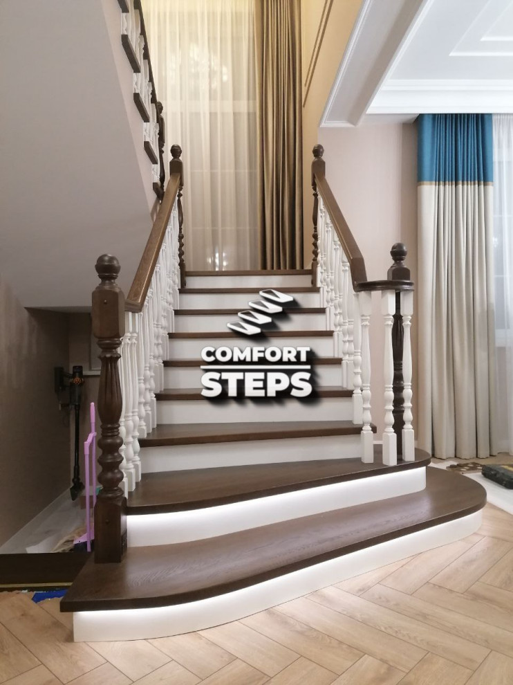 Лестница в шпоне дуба с радиусными поручнями и подсветкой