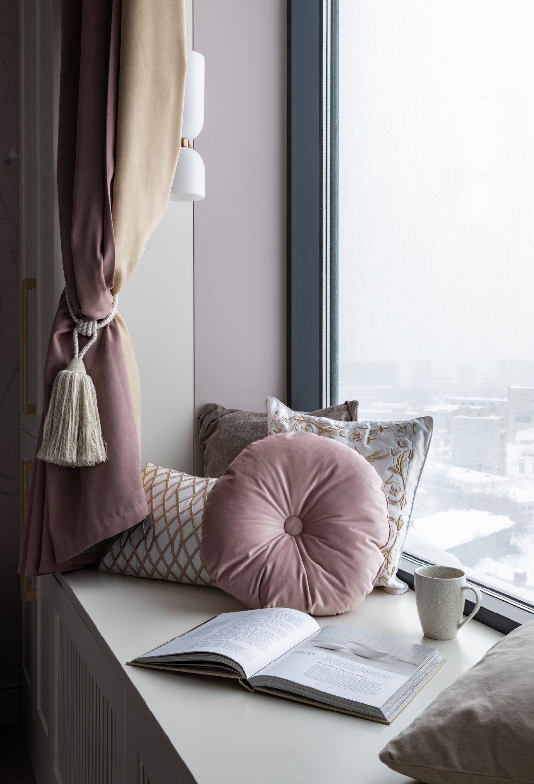 Журнал «Идеи Вашего Дома» назвал этот интерьер «обволакивающий уютом»