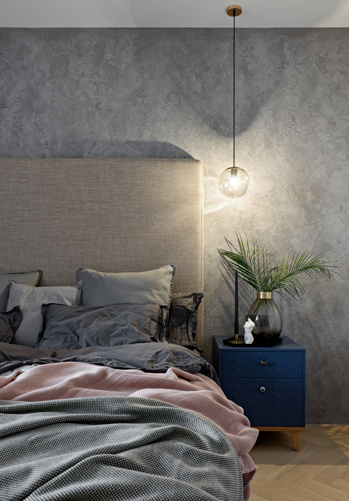 Прикроватная тумба, в спальне. Кровать.