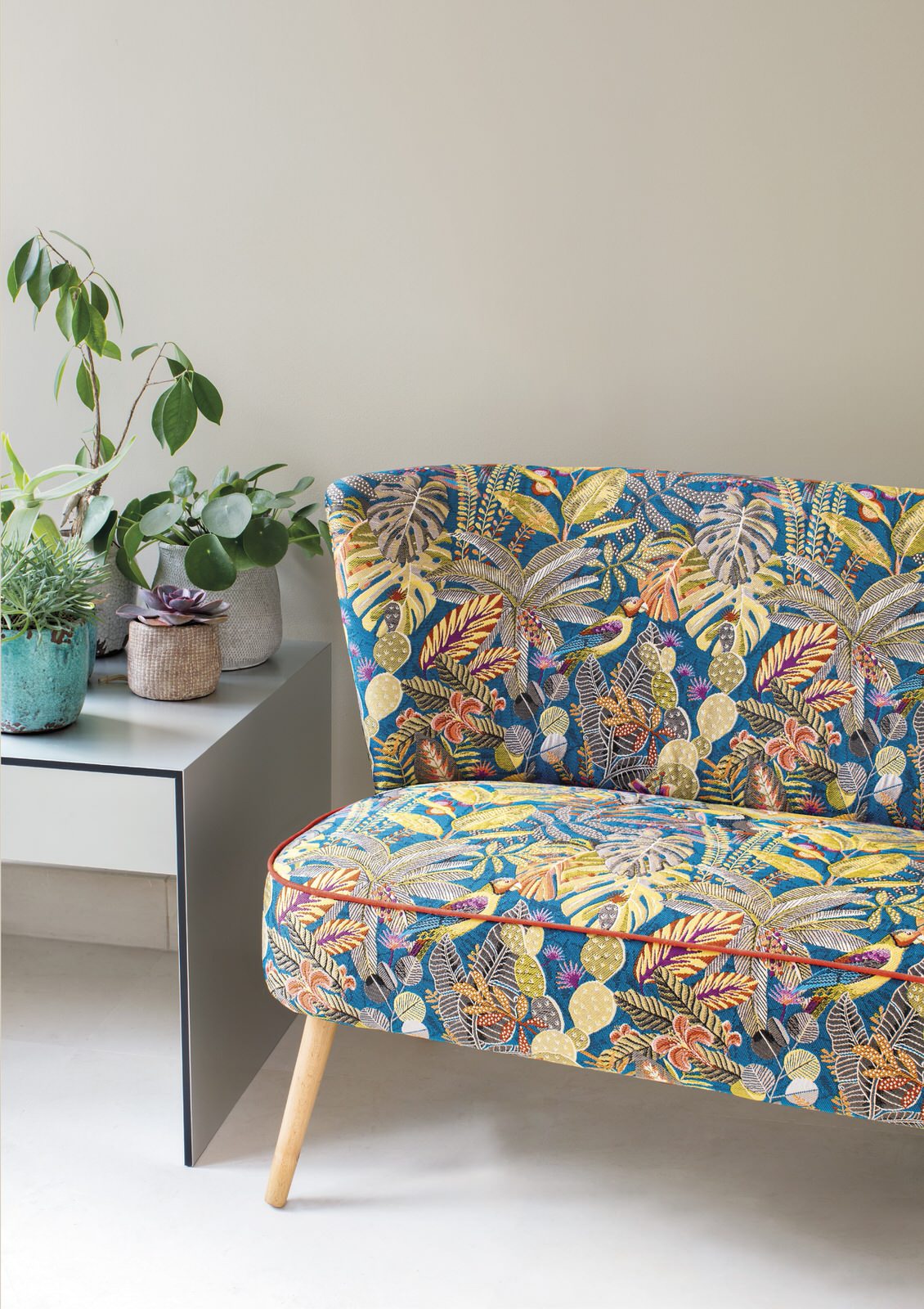 Стильная обивка мебели интересными тканями