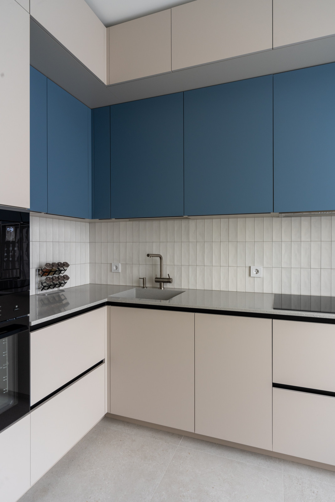 Двухуровневая угловая кухня