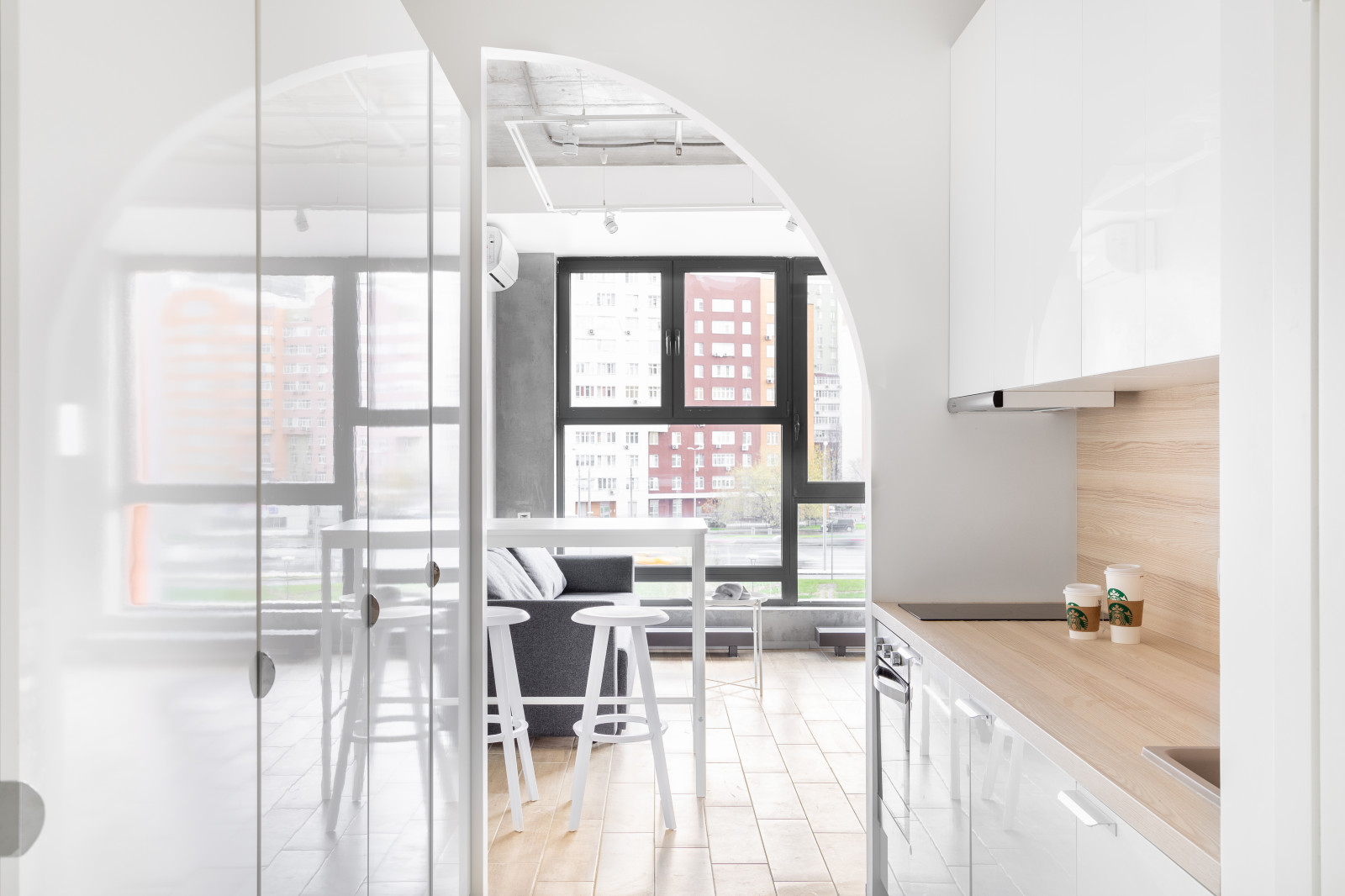 Houzz тур: 33 кв. м — студия с бетоном и полуаркой