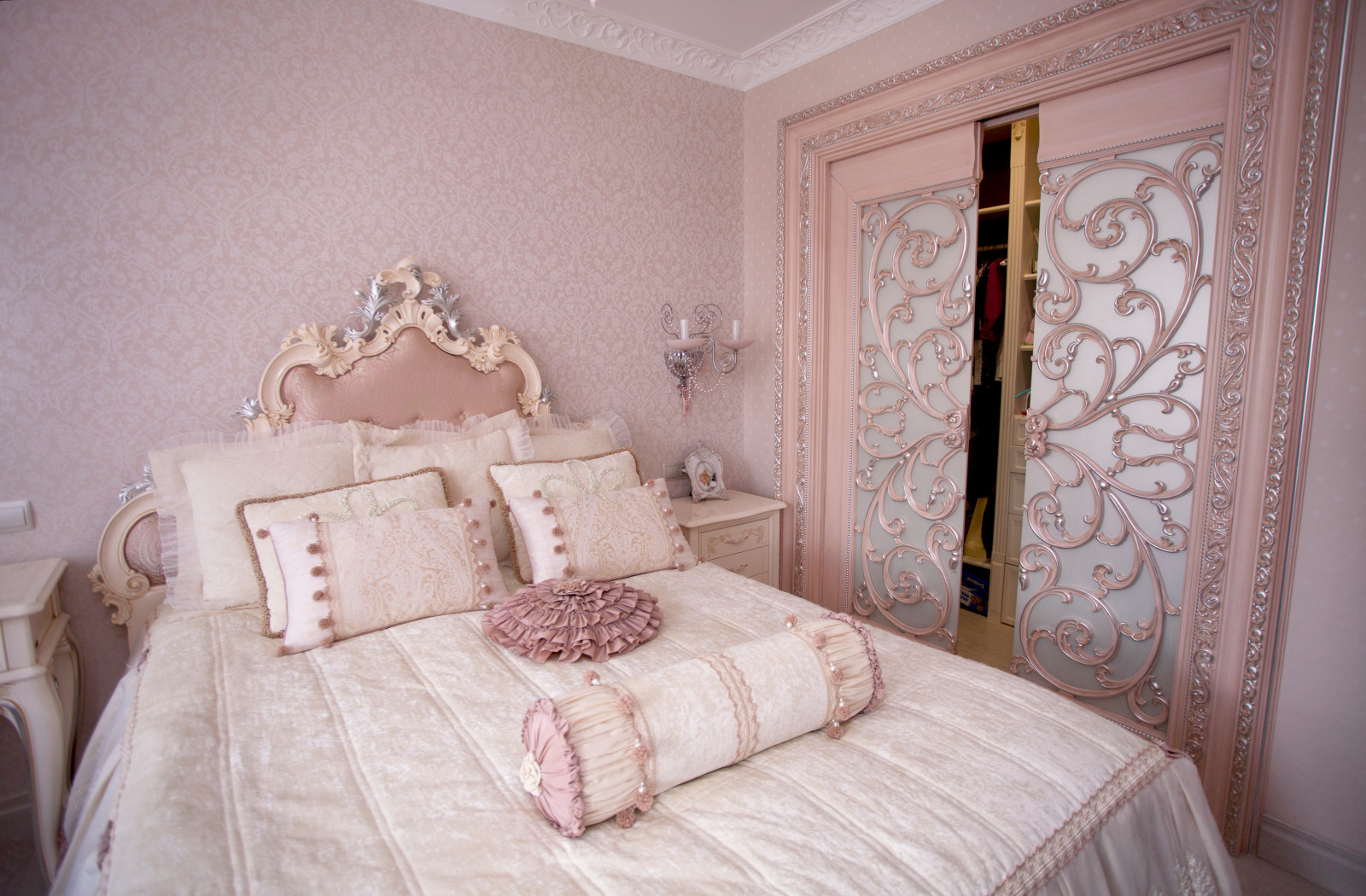 Спальни: оформление кроватей, декоративные покрывала, валики, подушки