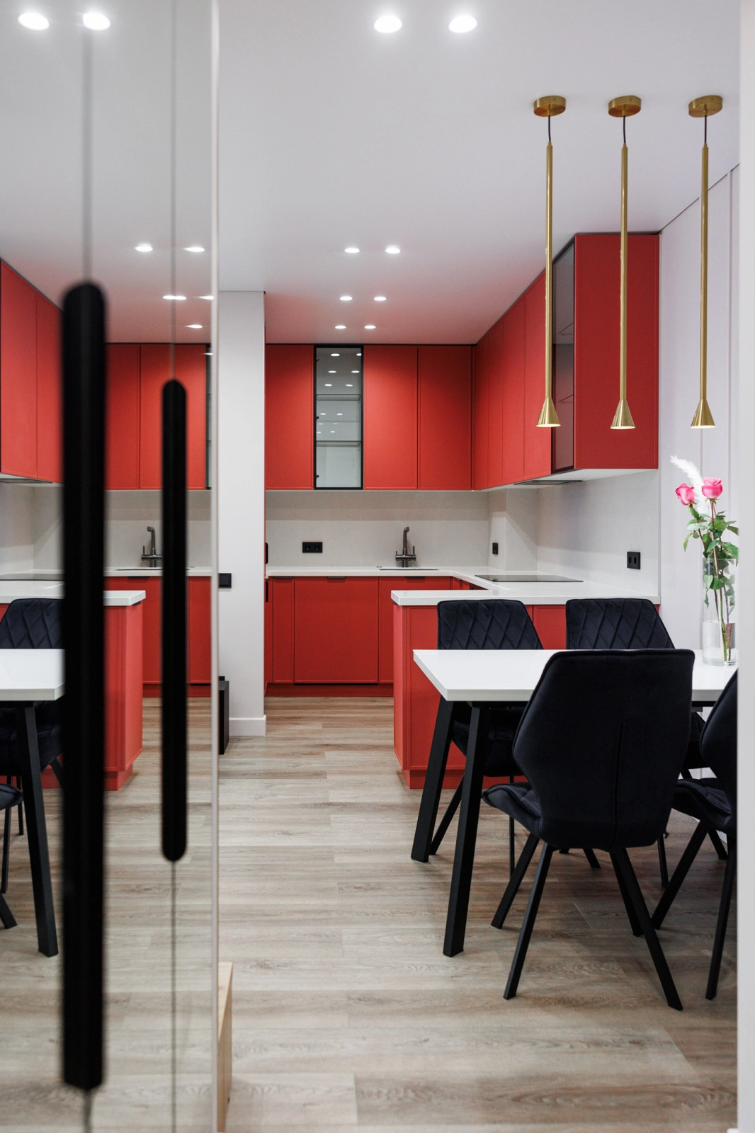 Прихожая в зеркалах и Кухня в эмали G-формы