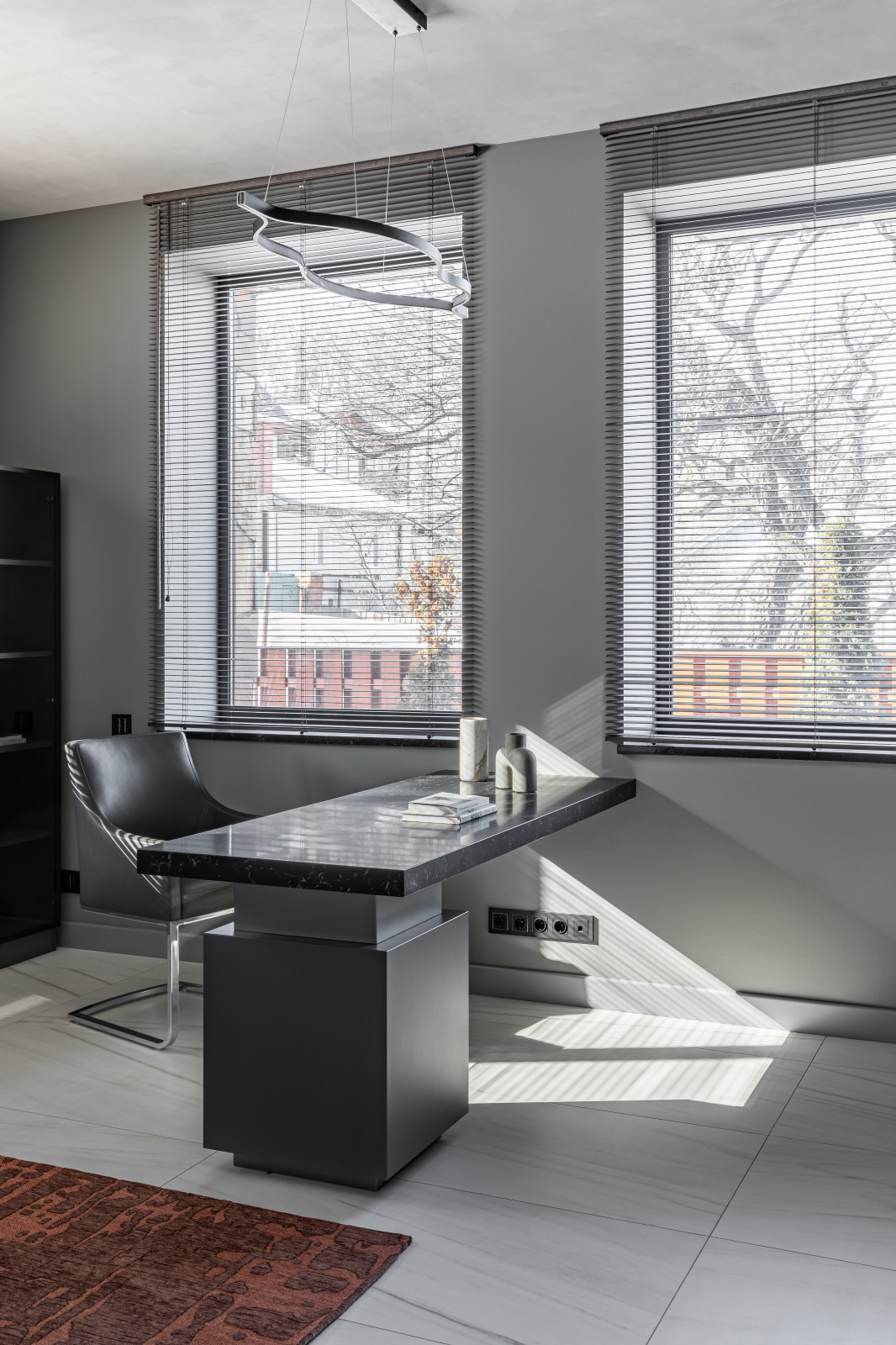 Камень внизу, дерево вверху.