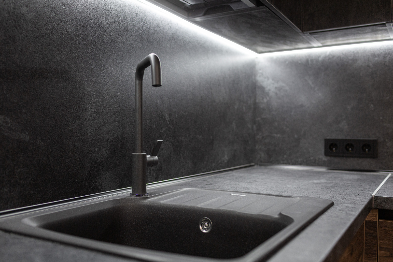 Кухня с темными фасадами в современном стиле