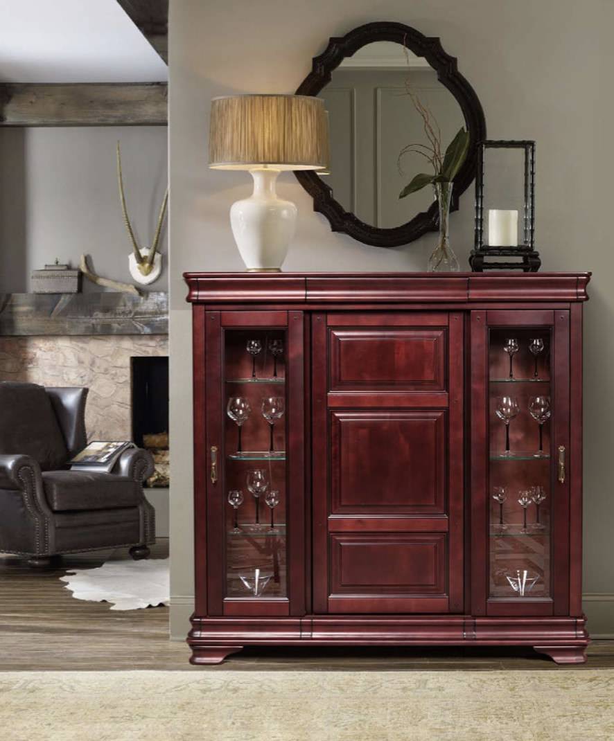 Шкаф с витриной и скрытым баром