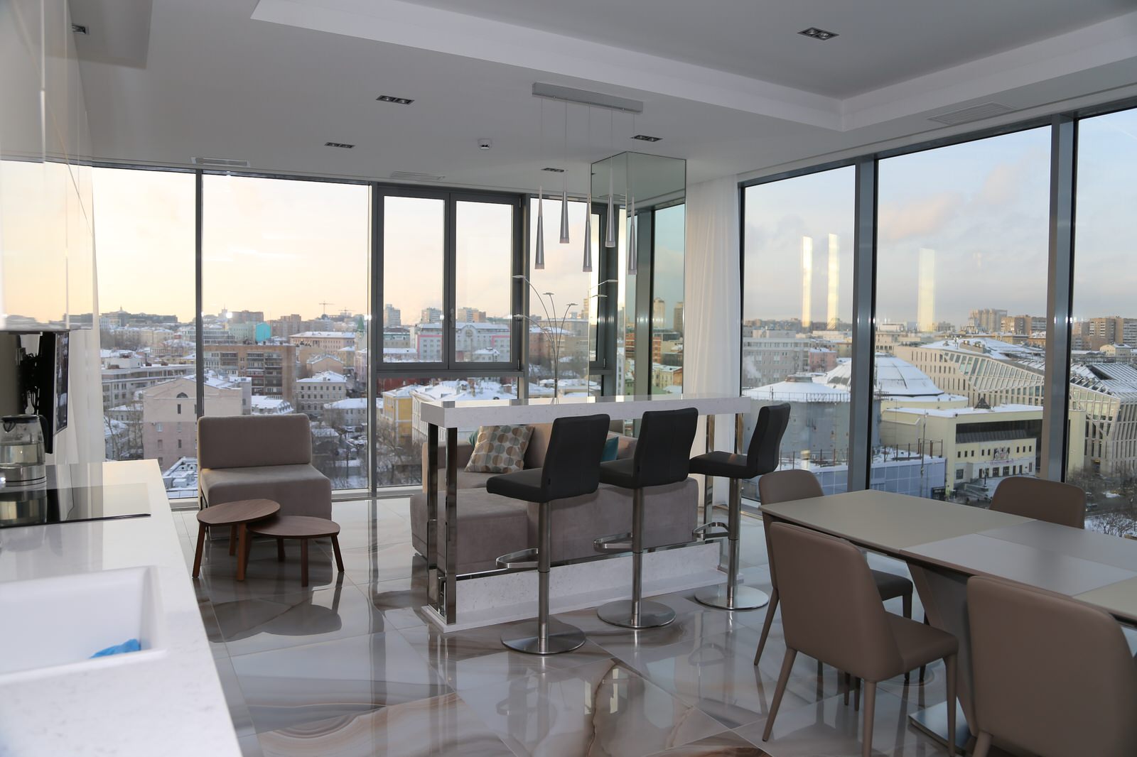 Обложка альбома: Стойка-стол у окна