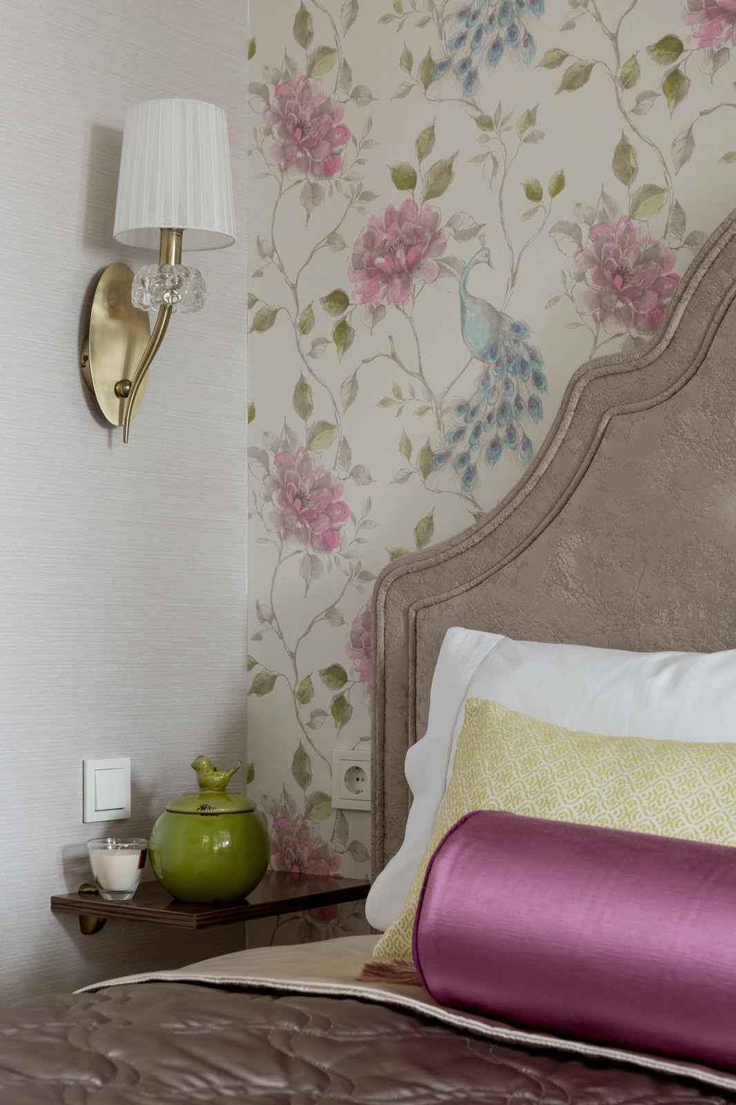 Белое, черное и яркие тона - реализованный проект квартиры в Москве.