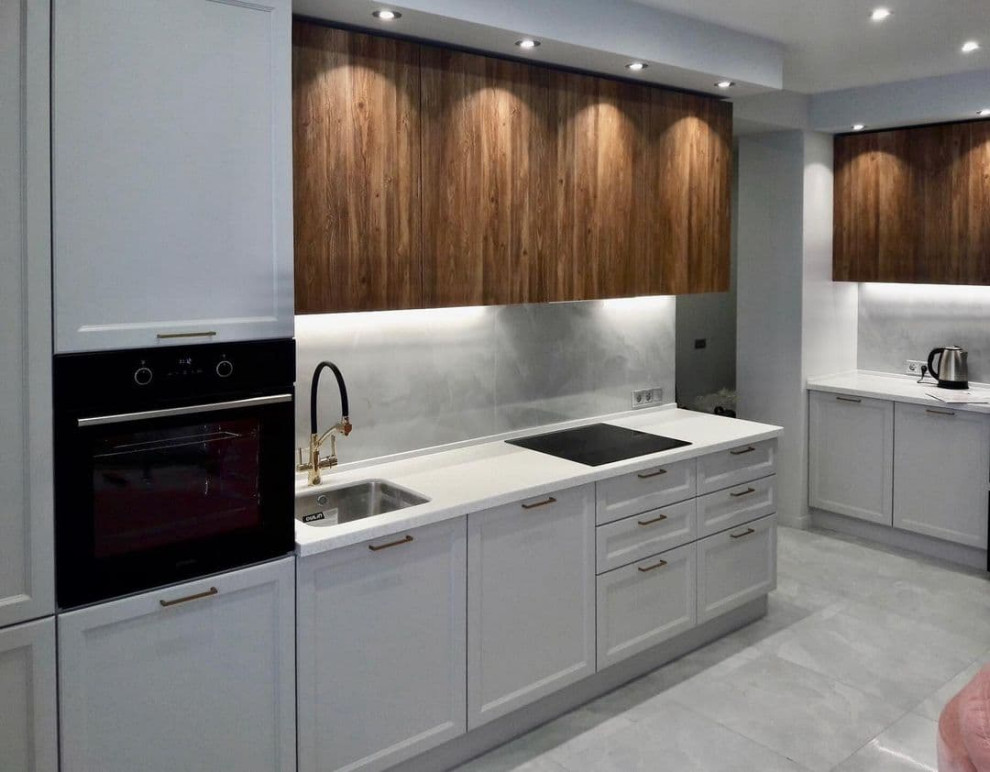 Встроенная кухня в классическом стиле с деревянными фасадами