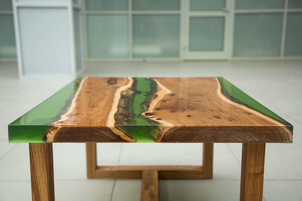 Стол из карагача с зелеными реками